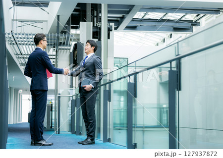 握手するビジネスマン 握手するビジネスマン 127937872