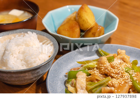 豚肉と野菜の炒め物と和風夕食セット 豚肉と野菜の炒め物と和風夕食セット 127937898