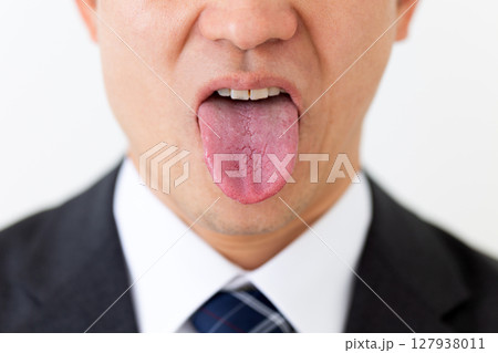 スーツを着たミドル男性ビジネスマンの舌 スーツを着たミドル男性ビジネスマンの舌 127938011