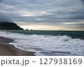 悪天候の海が迎える朝 127938169