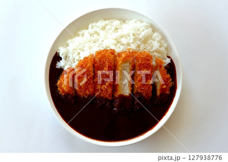 真上から見た白バックのカツカレー(ブラックカレー) 真上から見た白バックのカツカレー(ブラックカレー) 127938776