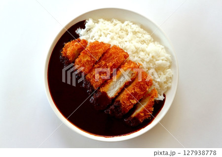 真上から見た白バックのカツカレー(ブラックカレー) 127938778