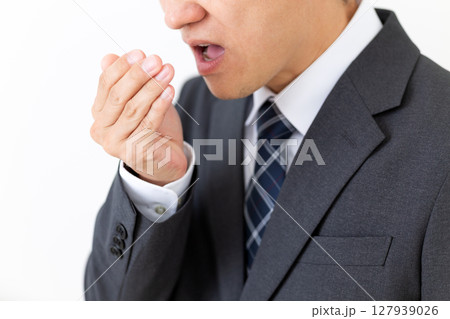 口臭を気にするスーツ姿のミドル男性ビジネスマン 口臭を気にするスーツ姿のミドル男性ビジネスマン 127939026