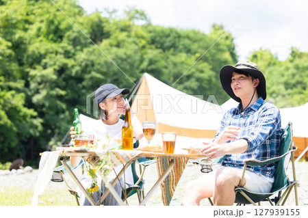 キャンプを楽しむ仲間 キャンプを楽しむ仲間 127939155