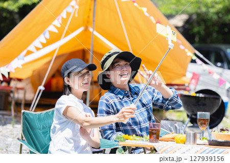キャンプで自撮りするカップル キャンプで自撮りするカップル 127939156