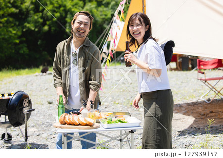 キャンプを楽しむ仲間 127939157