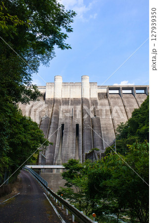 緑に囲まれた重力式コンクリートダムの小里川ダム 緑に囲まれた重力式コンクリートダムの小里川ダム 127939350