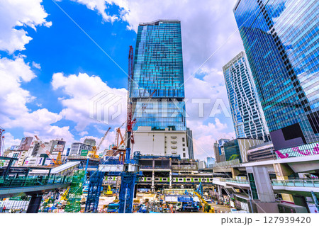 日本の東京都市景観 6月27日。新橋脚出現！…完全消滅、さよなら渋谷駅西口。中央のビルも完全に解体… 127939420