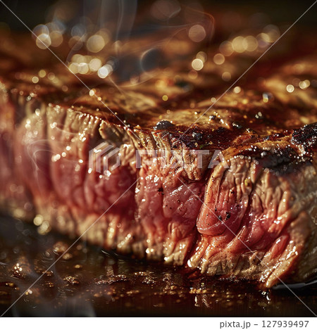 プレートにある焼きたての美味しそうなステーキ、肉汁が溢れる熱々の赤味肉、焼きたてのグリルステーキ 127939497