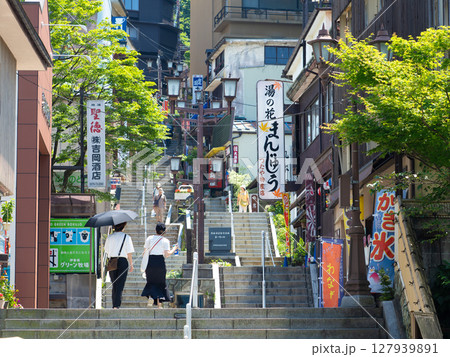 夏の伊香保温泉 石段街の風景 夏の伊香保温泉 石段街の風景 127939891
