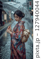 雨の日に和傘を差す着物女性 127940044