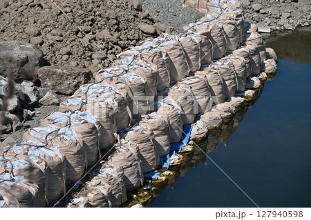 災害イメージ(　水害　豪雨災害　復旧　河川工事　護岸工事) 127940598