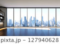 大きな窓のある高層階の部屋 127940628