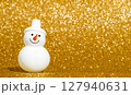 雪だるまと金の雪景色 127940631