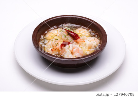 白背景で撮影したエビのアヒージョ 127940709