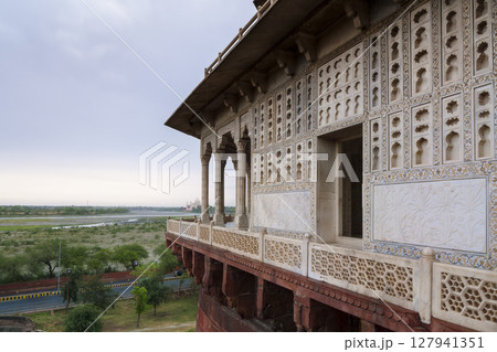 インド・アグラ城「囚われの塔」とタージ・マハル / Agra Fort, India インド・アグラ城「囚われの塔」とタージ・マハル / Agra Fort, India 127941351