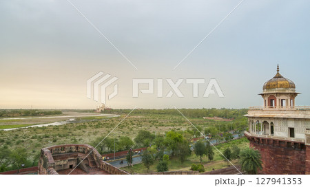 インド・アグラ城「ムサンマン・ブルジュ」から望むタージ・マハル / Agra Fort, India 127941353