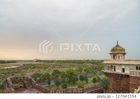 インド・アグラ城「ムサンマン・ブルジュ」から望むタージ・マハル / Agra Fort, India 127941354