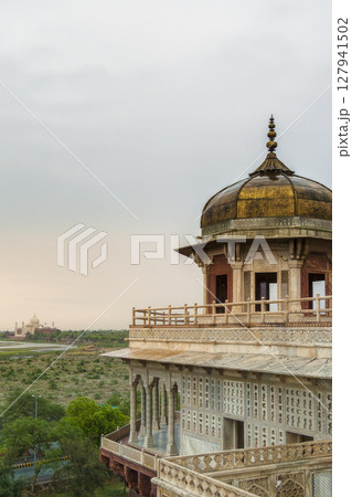 インド・アグラ城「囚われの塔」とタージ・マハル / Agra Fort, India 127941502