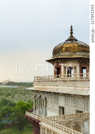 インド・アグラ城「ムサンマン・ブルジュ」とタージ・マハル / Agra Fort, India 127941503