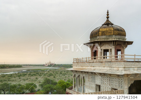 インド・アグラ城「囚われの塔」とタージ・マハル / Agra Fort, India 127941504