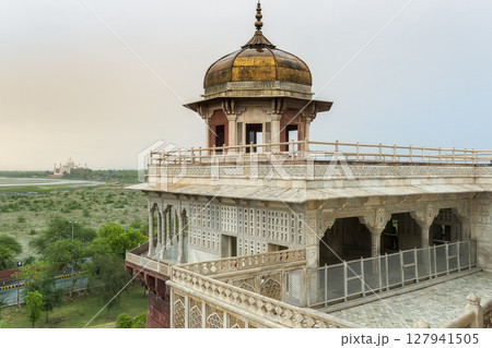 インド・アグラ城「ムサンマン・ブルジュ」とタージ・マハル / Agra Fort, India 127941505
