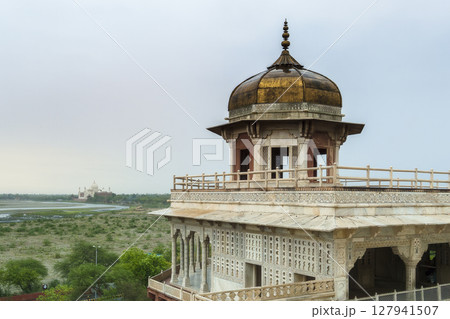 インド・アグラ城「ムサンマン・ブルジュ」とタージ・マハル / Agra Fort, India 127941507
