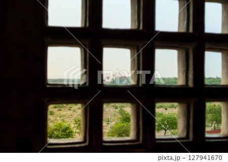 インド・アグラ城「囚われの塔」から望むタージマハル / Agra Fort, India 127941670