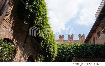 Facade of patio and Juliet's balcony - Verona, Italy Facade of patio and Juliet's balcony - Verona, Italy 127941696