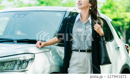 車と女性・ビジネスウーマン 車と女性・ビジネスウーマン 127941871