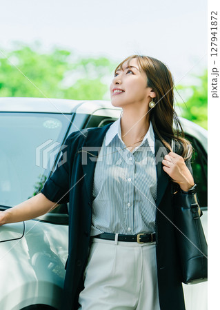 車と女性・ビジネスウーマン 車と女性・ビジネスウーマン 127941872