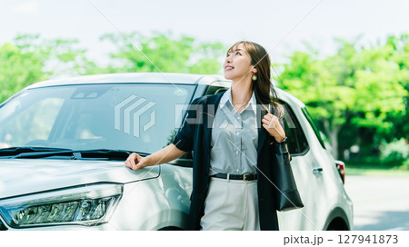車と女性・ビジネスウーマン 車と女性・ビジネスウーマン 127941873