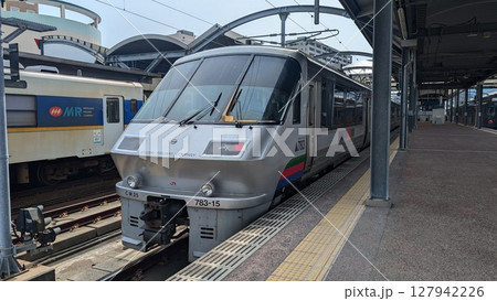 長崎駅に停車するJR九州783系特急 127942226