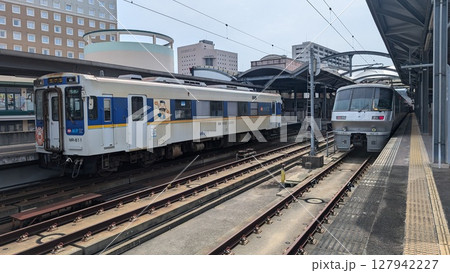 長崎駅で並ぶ松浦鉄道とJR九州の特急783系 127942227