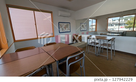学習塾の教室内風景 学習塾の教室内風景 127942229