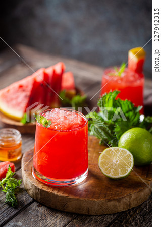 summer watermelon drink 127942315