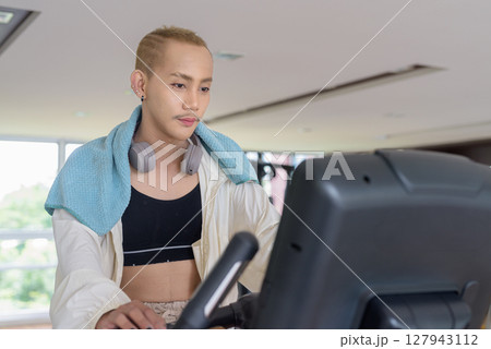 Non-binary person exercising in gym wearing sportswear Non-binary person exercising in gym wearing sportswear 127943112