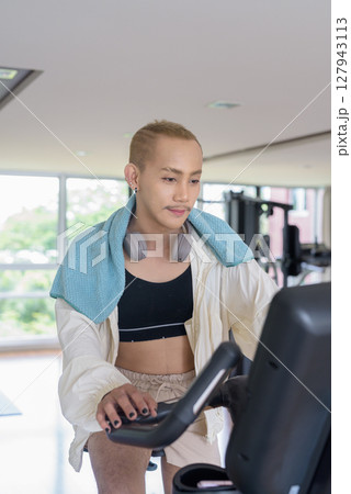Non-binary person exercising in gym wearing sportswear Non-binary person exercising in gym wearing sportswear 127943113