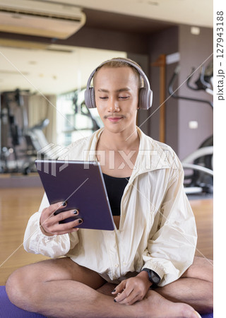 Non-binary person exercising in gym wearing sportswear Non-binary person exercising in gym wearing sportswear 127943188