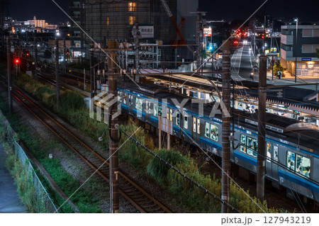 夜のJR相模線　海老名駅に停車した茅ヶ崎行きの電車 127943219