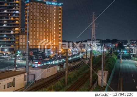 夜のJR相模線　海老名駅を出発した電車 127943220