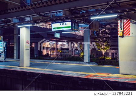 夜のJR海老名駅 ホームから見えるショッピングモール 夜のJR海老名駅 ホームから見えるショッピングモール 127943221