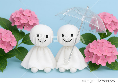 てるてる坊主と紫陽花が彩る梅雨の季節の可愛い癒し風景 てるてる坊主と紫陽花が彩る梅雨の季節の可愛い癒し風景 127944725