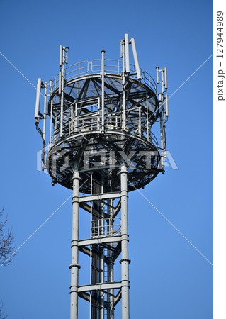 通信イメージ（電波塔:基地局） 127944989