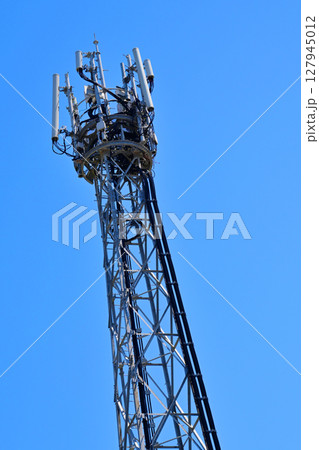 通信イメージ（電波塔:基地局） 127945012