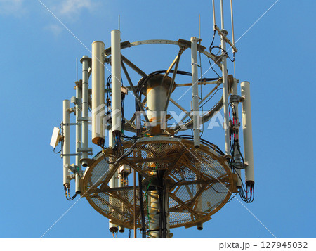 通信イメージ（電波塔:基地局） 127945032