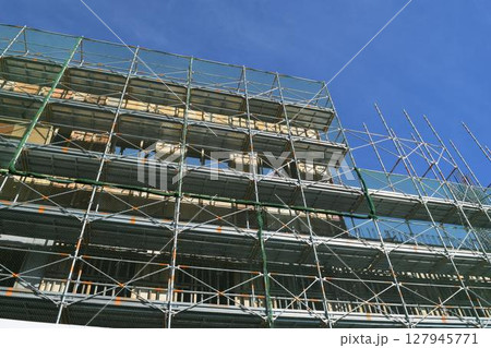 建設工事現場に設置された足場 127945771