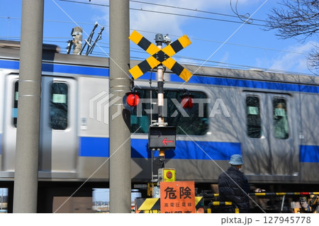 鉄道線路の踏切 鉄道線路の踏切 127945778