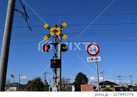 鉄道線路の踏切 鉄道線路の踏切 127945779