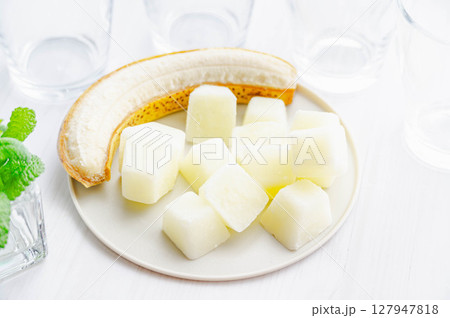 凍った牛乳とバナナ 凍った牛乳とバナナ 127947818